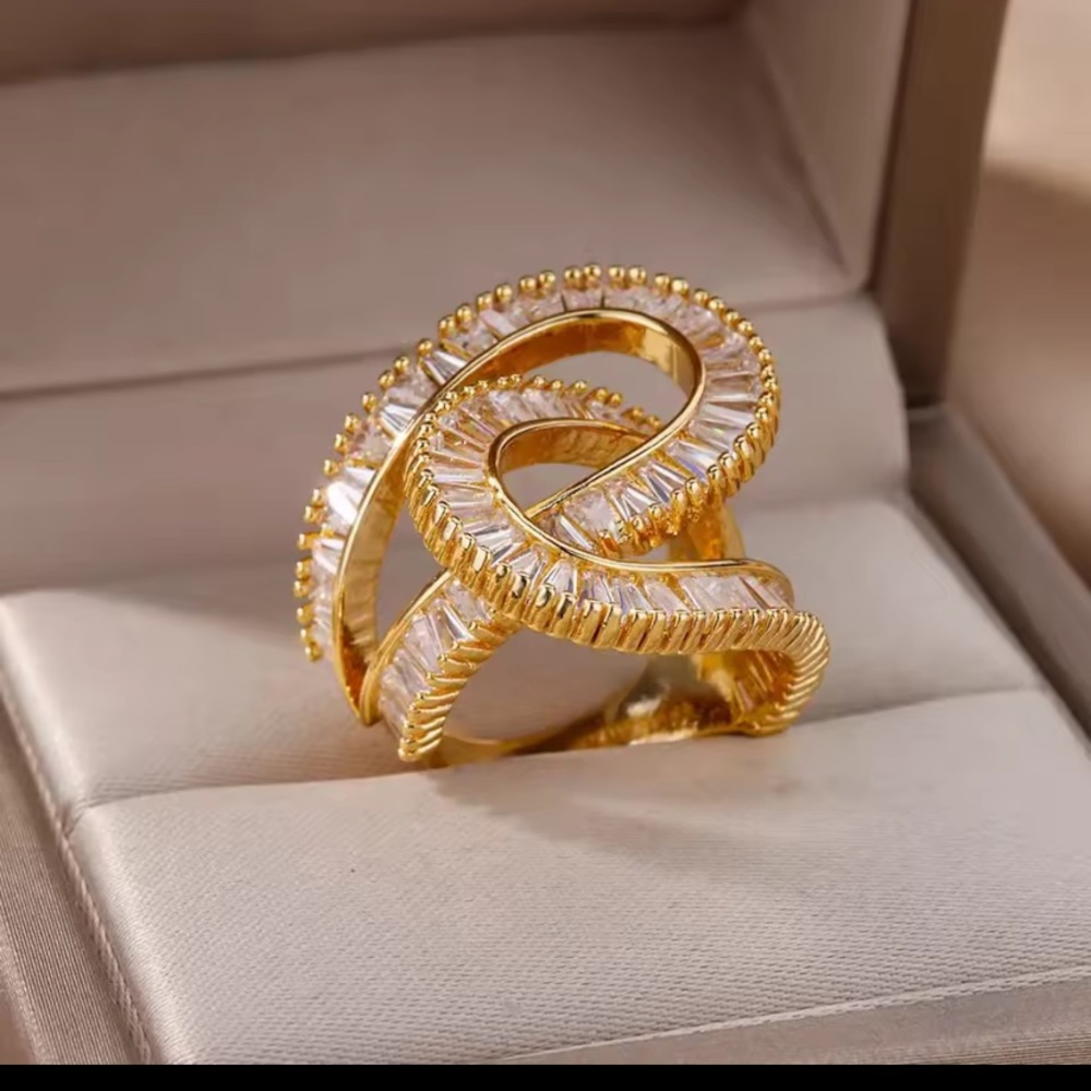 Elegant Gold Bagette Statement Ring